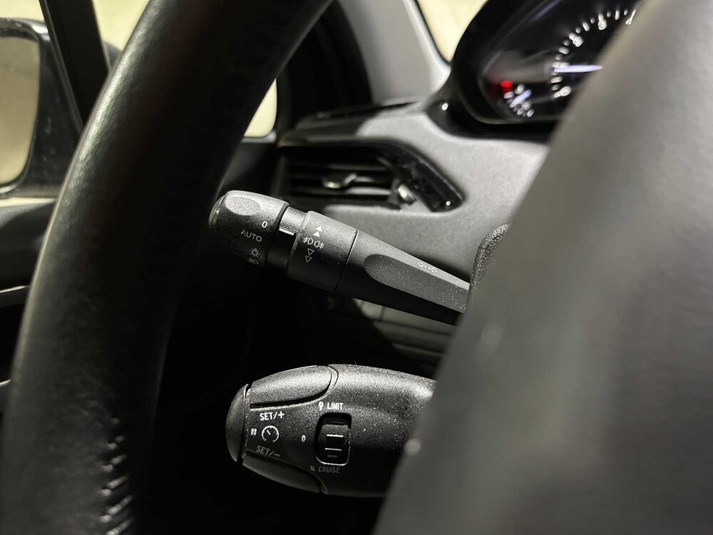 Peugeot 208 1.2 PureTech Signature 83pk 2019, XR-330-V