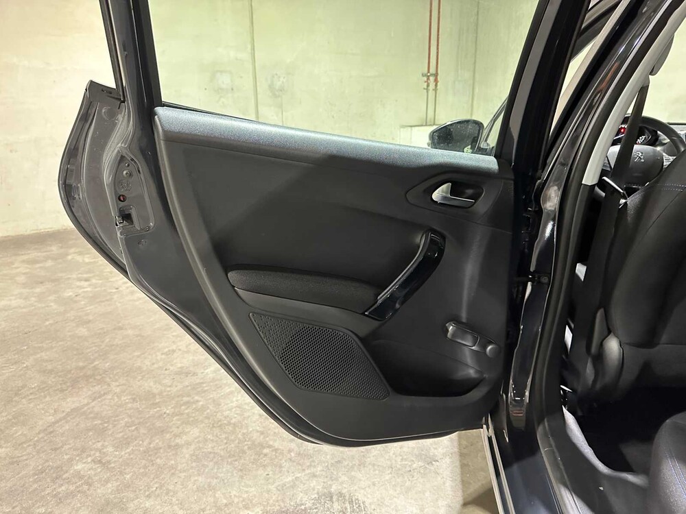 Peugeot 208 1.2 PureTech Signature 83pk 2019, XR-330-V