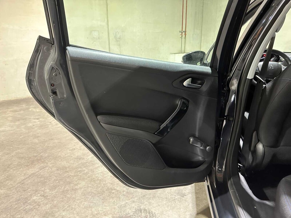 Peugeot 208 1.2 PureTech Signature 83pk 2019, XR-330-V