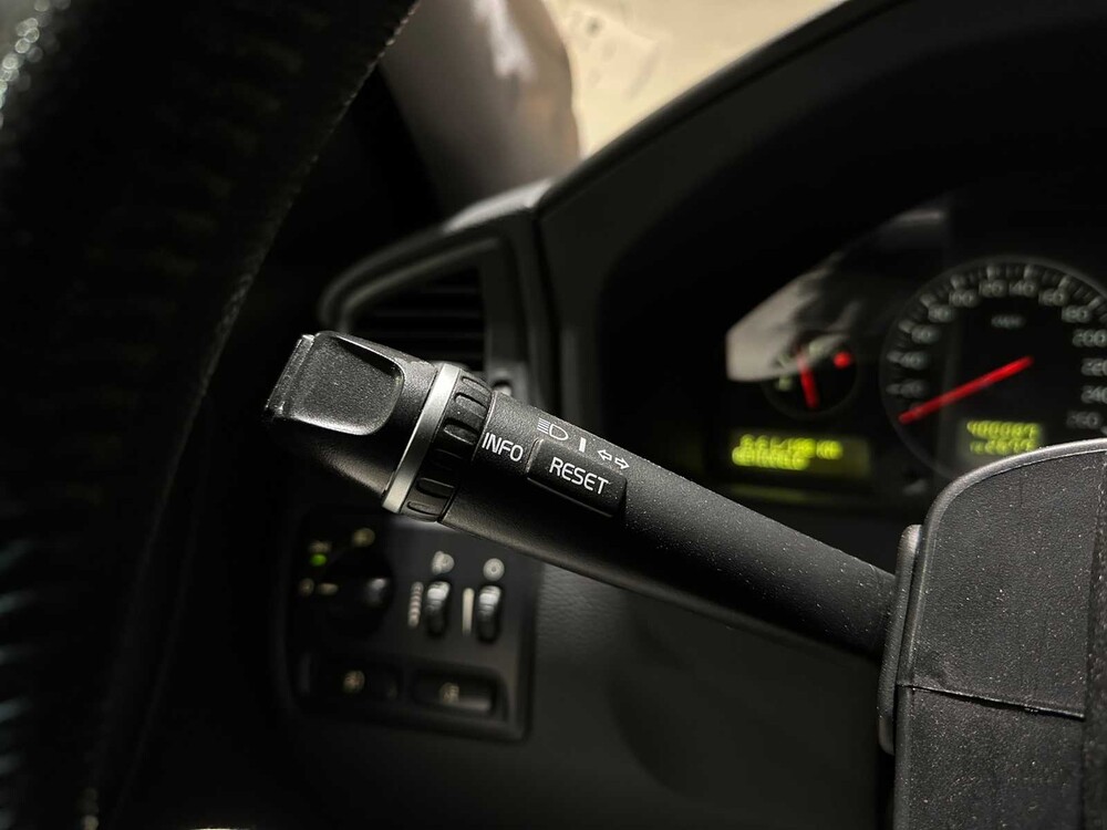 Volvo XC70 2.5 T Momentum 209pk 2006, 84-TK-VN