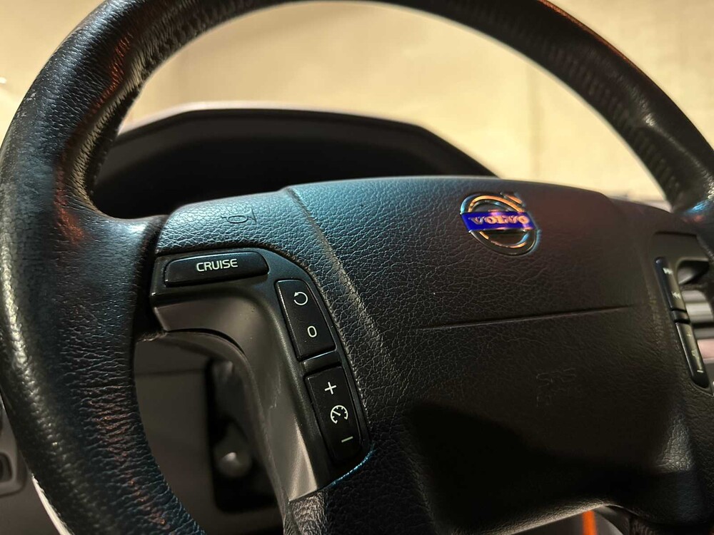 Volvo XC70 2.5 T Momentum 209pk 2006, 84-TK-VN