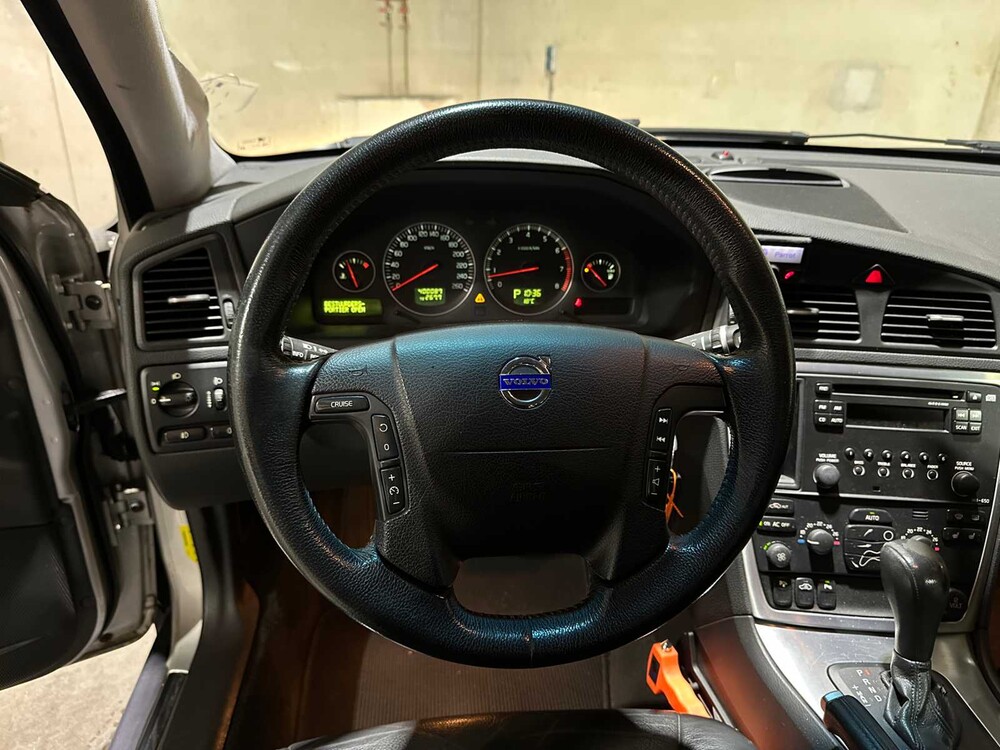 Volvo XC70 2.5 T Momentum 209pk 2006, 84-TK-VN