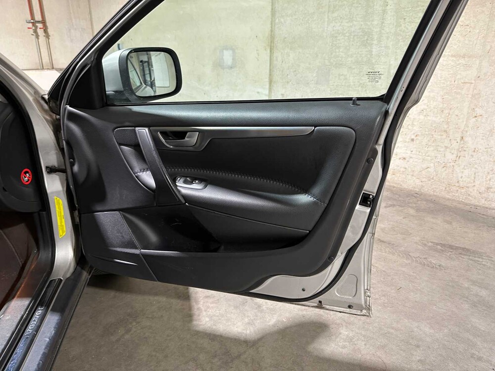 Volvo XC70 2.5 T Momentum 209pk 2006, 84-TK-VN