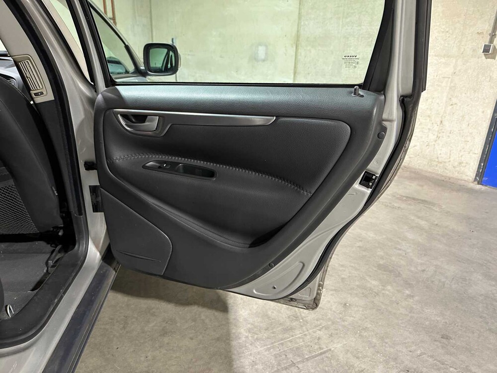 Volvo XC70 2.5 T Momentum 209pk 2006, 84-TK-VN