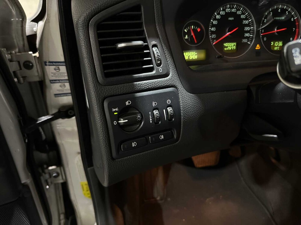 Volvo XC70 2.5 T Momentum 209pk 2006, 84-TK-VN