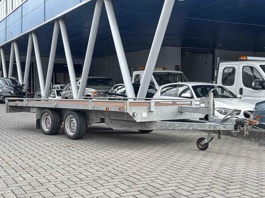 Passenger cars and commercial vehicles in Tiel