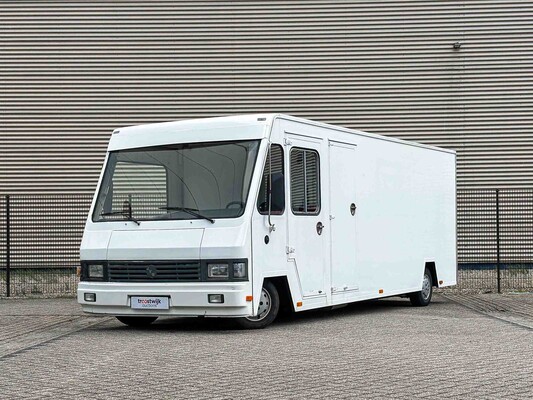 Passenger cars and commercial vehicles in Tiel