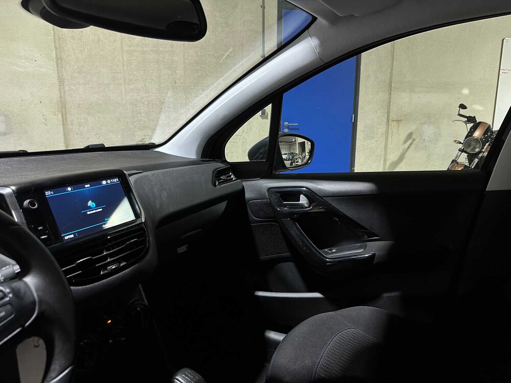 Peugeot 208 1.2 PureTech Signature 83PS 2019, XR-330-V