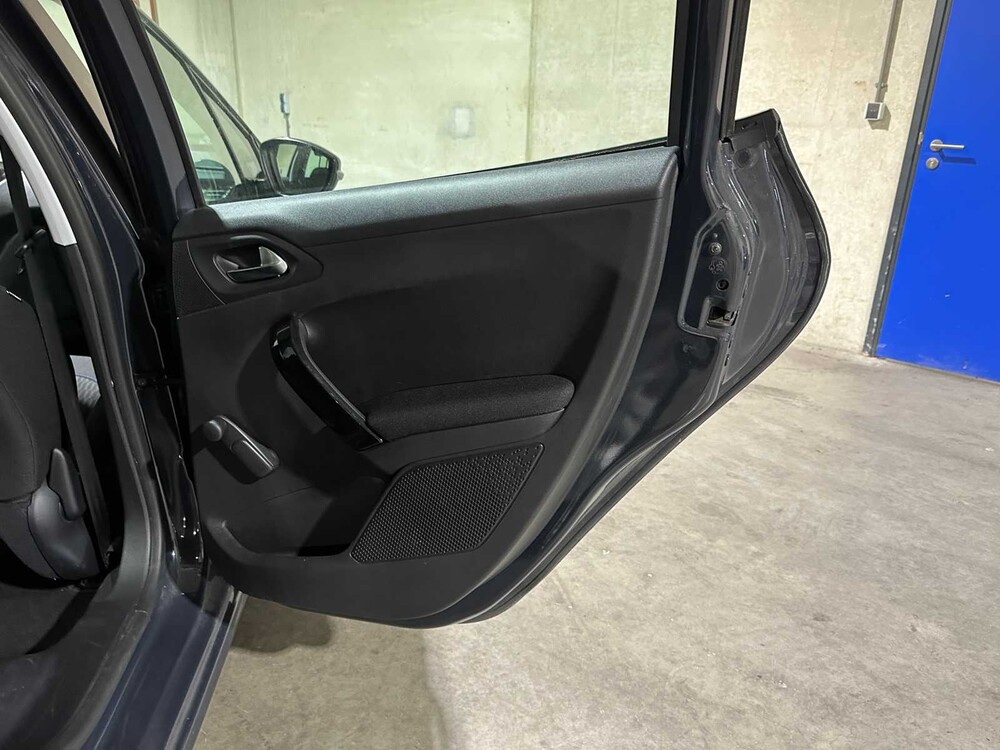 Peugeot 208 1.2 PureTech Signature 83PS 2019, XR-330-V