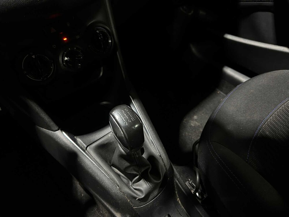 Peugeot 208 1.2 PureTech Signature 83PS 2019, XR-330-V