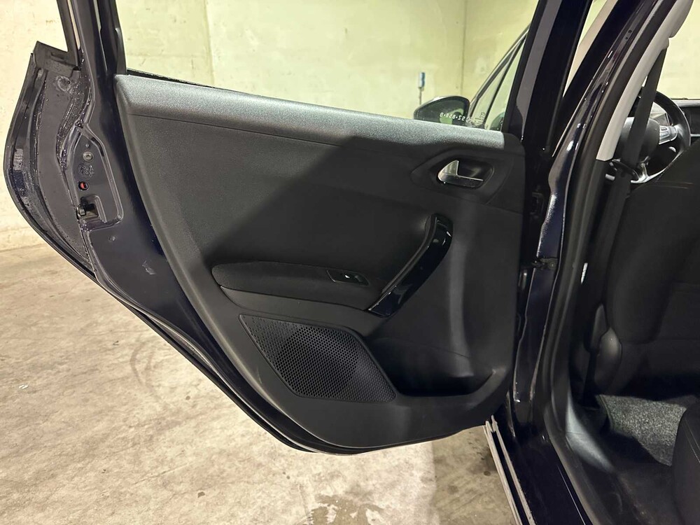 Peugeot 208 1.2 PureTech Blue Lease Executive 82PS 2018, SZ-856-B