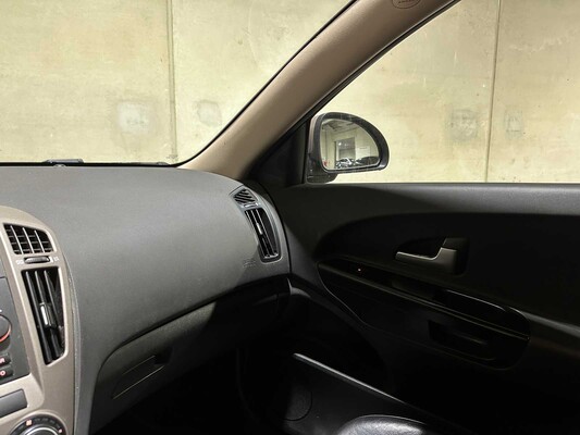 Kia cee'd Sporty Wagon 1.6 Business Edition 122pk 2008, 11-ZD-RF Youngtimer