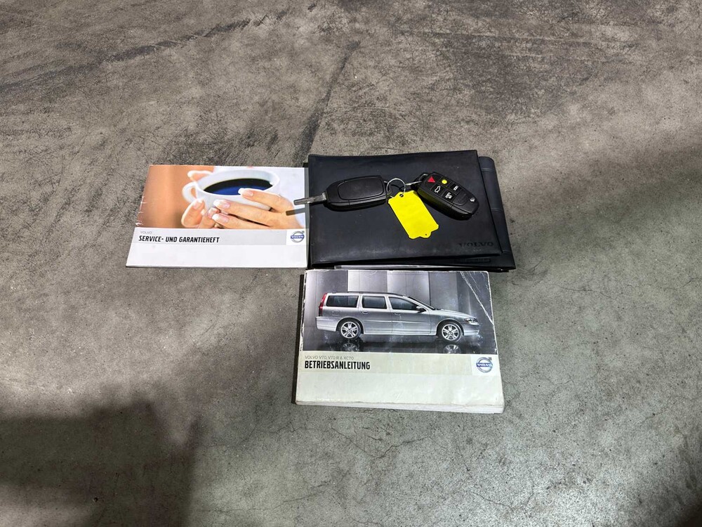 Volvo XC70 2.4 D5 Momentum -Automaat- 185pk 2007, 32-GFF-8 Youngtimer