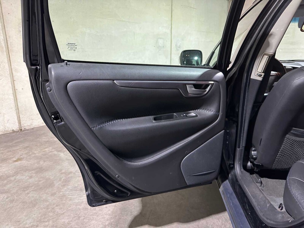 Volvo XC70 2.4 D5 Momentum -Automaat- 185pk 2007, 32-GFF-8 Youngtimer