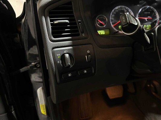 Volvo XC70 2.4 D5 Momentum -Automaat- 185pk 2007, 32-GFF-8 Youngtimer