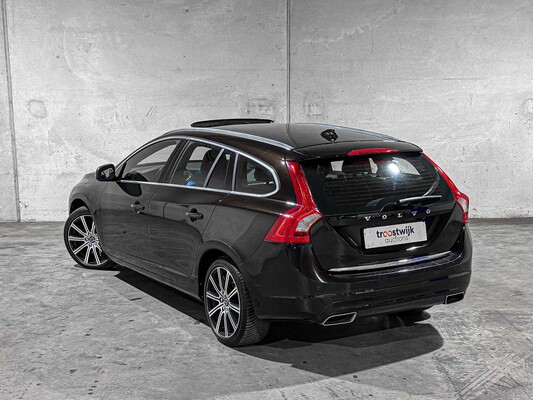 Volvo V60 2.4 D6 Twin Engine Summum 220hp 2015 Plug-In Hybrid, HR-946-F
