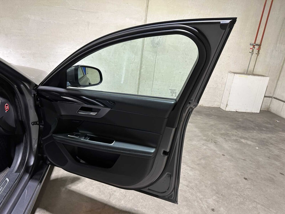 Jaguar XF Sportbrake 2.0d Portfolio 179pk 2017 (Origineel-NL), PZ-465-J