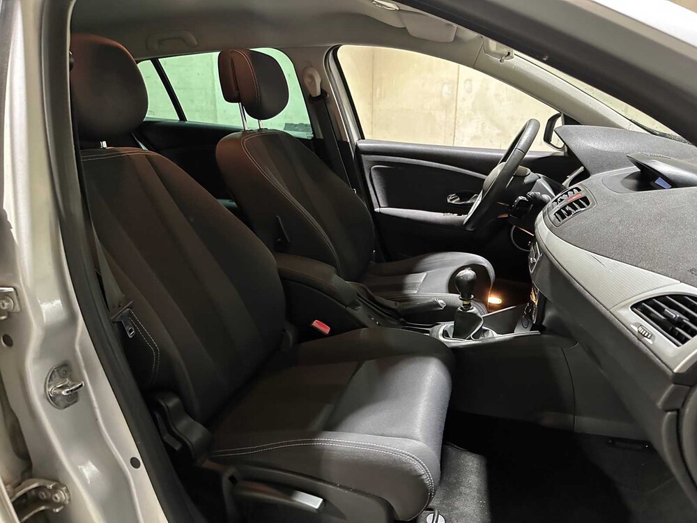 Renault Mégane Estate 1.9 dCi Dynamique 131pk 2010, 7-XNN-90