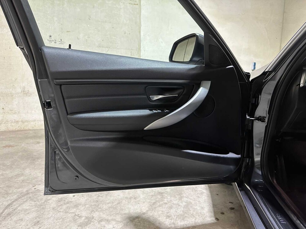 BMW 320i Automatic Centennial High Executive 184 PS 2016 3er Touring, JR-371-D