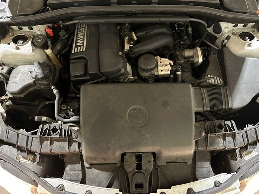 BMW 118i High Executive 129pk 2005 1-serie, 46-RK-RP