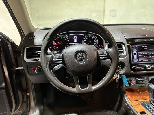 Volkswagen Touareg 3.0 TDI V6 Highline 240pk 2010, 1-SHL-90