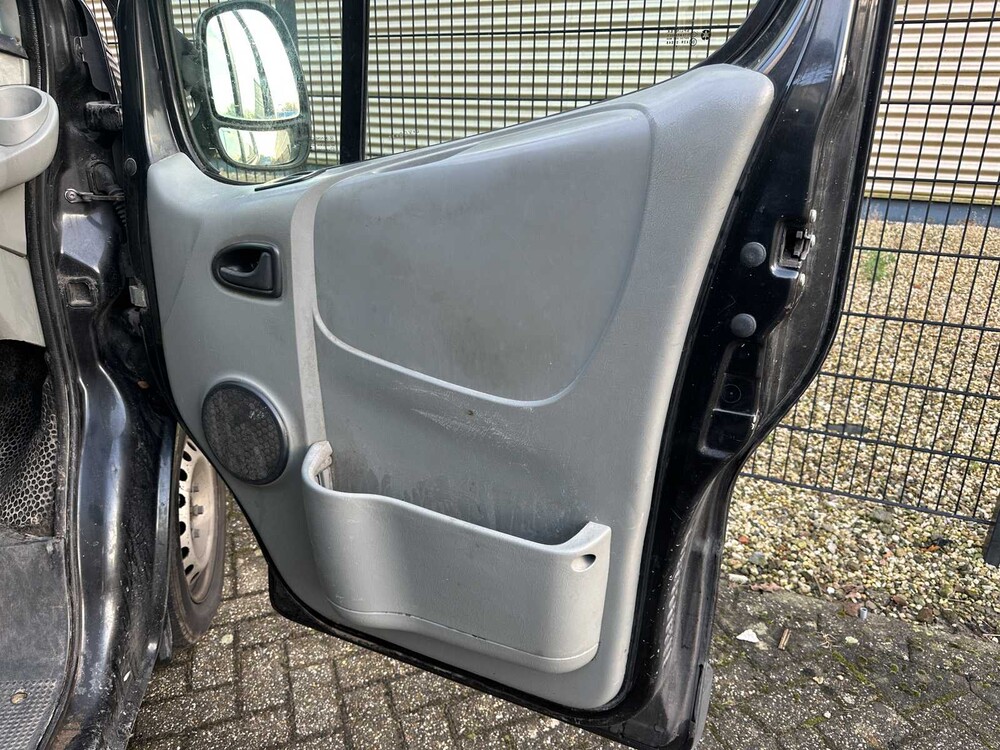 Renault Trafic 2.0 dCi T27 L1H1 Générique 114pk 2010, 4-VGG-31