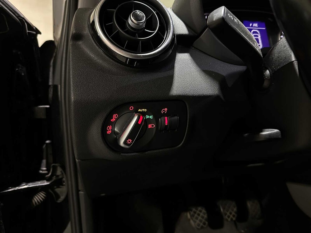 Audi A1 1.2 TFSI Attraction 86pk 2010, TX-992-D