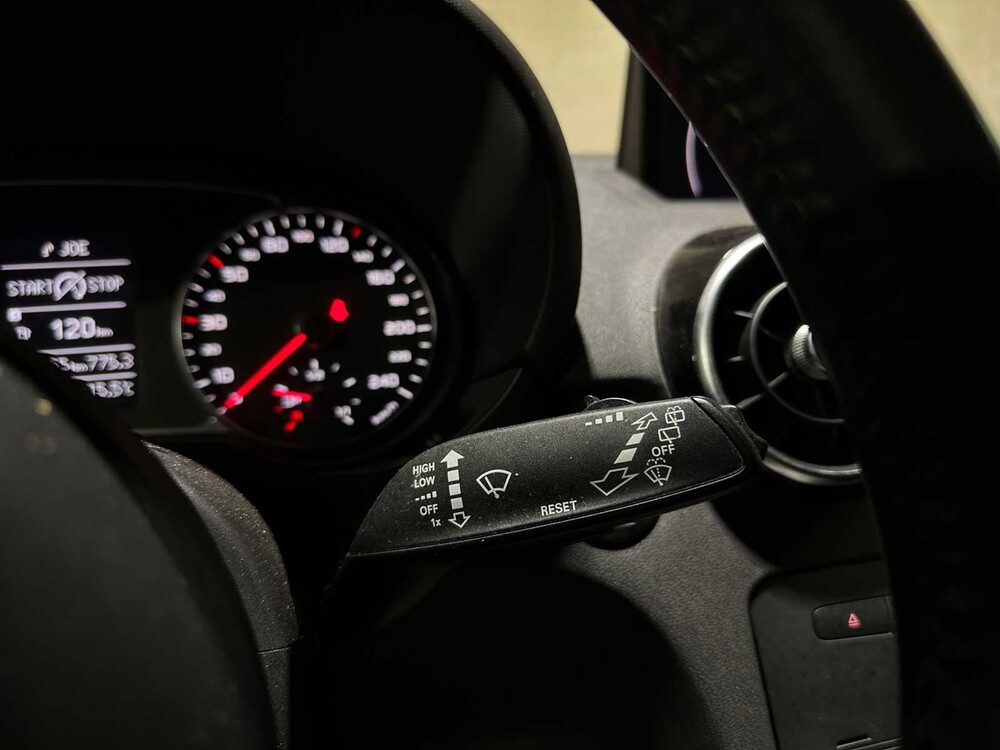 Audi A1 1.2 TFSI Attraction 86pk 2010, TX-992-D