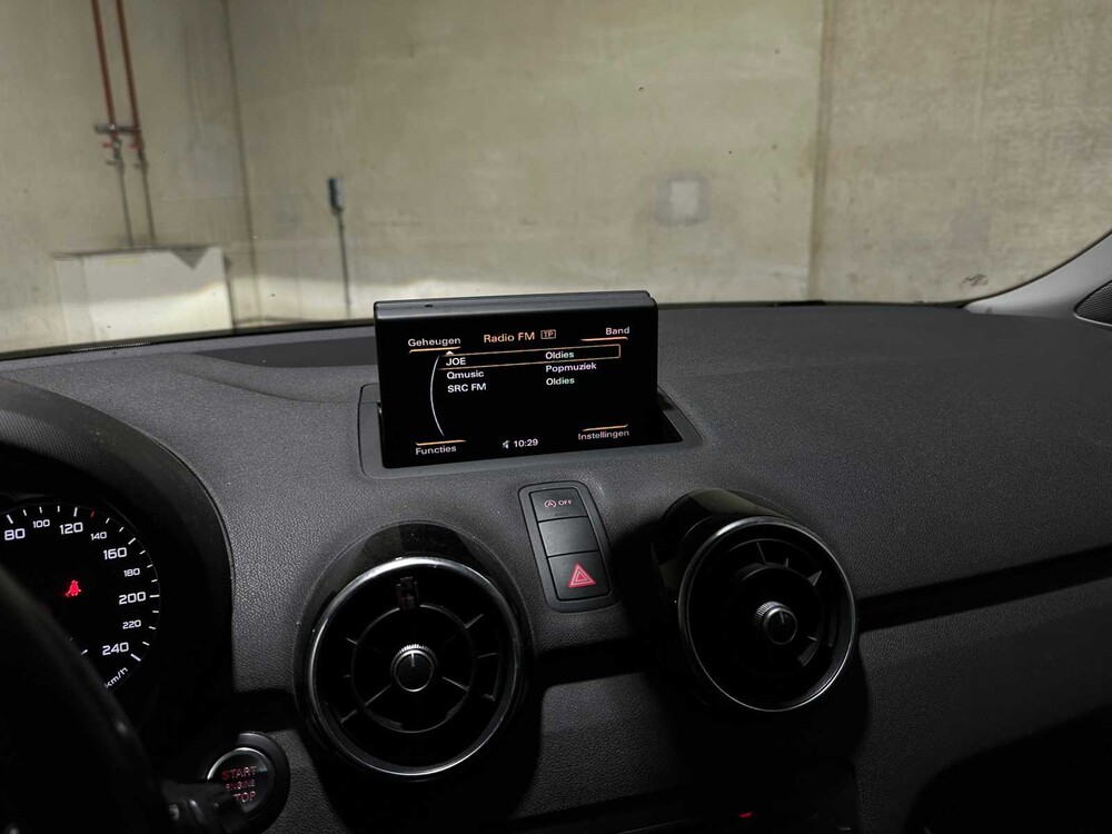 Audi A1 1.2 TFSI Attraction 86pk 2010, TX-992-D