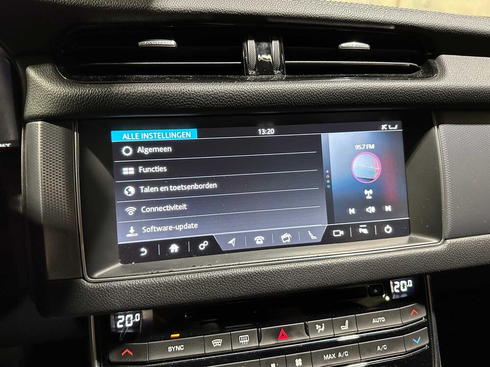 Jaguar XF Sportbrake 2.0d Portfolio 179PS 2017 (Original-NL), PZ-465-J