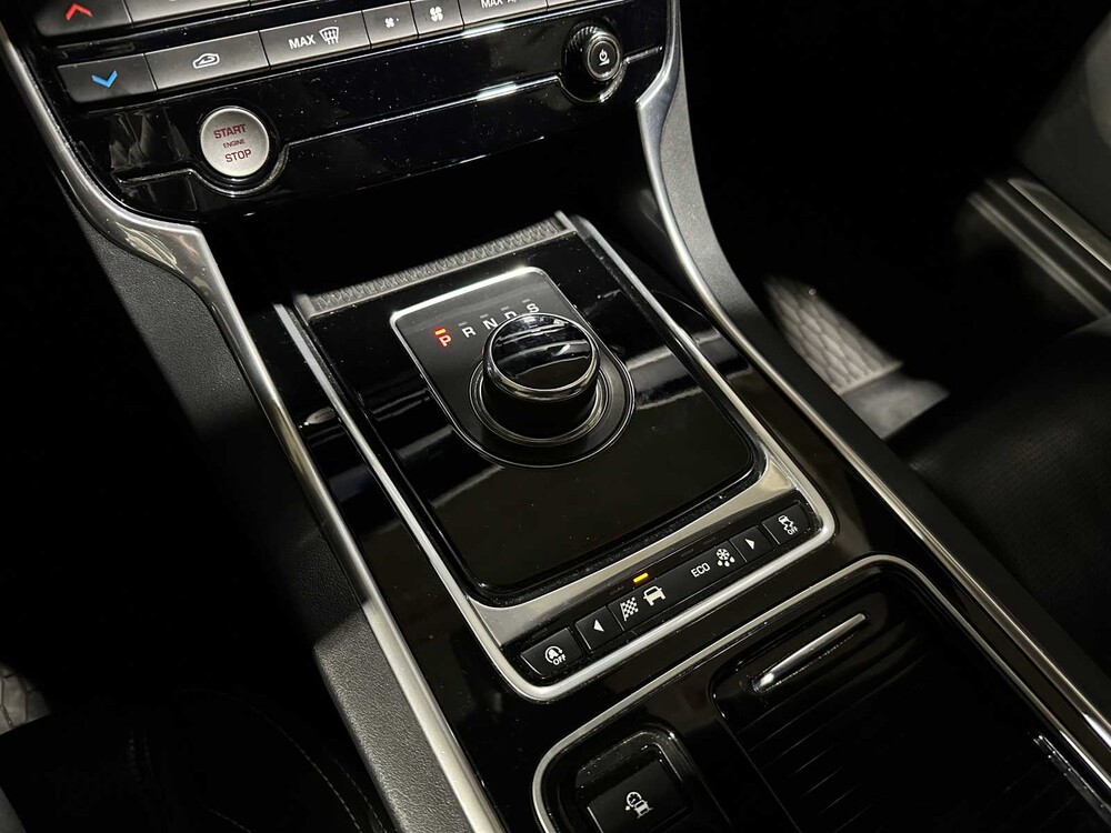 Jaguar XF Sportbrake 2.0d Portfolio 179PS 2017 (Original-NL), PZ-465-J