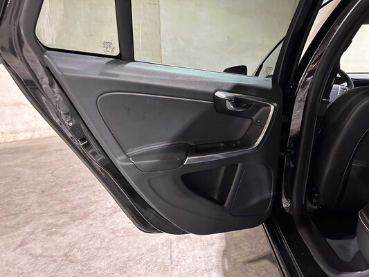 Volvo V60 1.6 T3 R-Design 150pk 2015, 5-ZTK-58