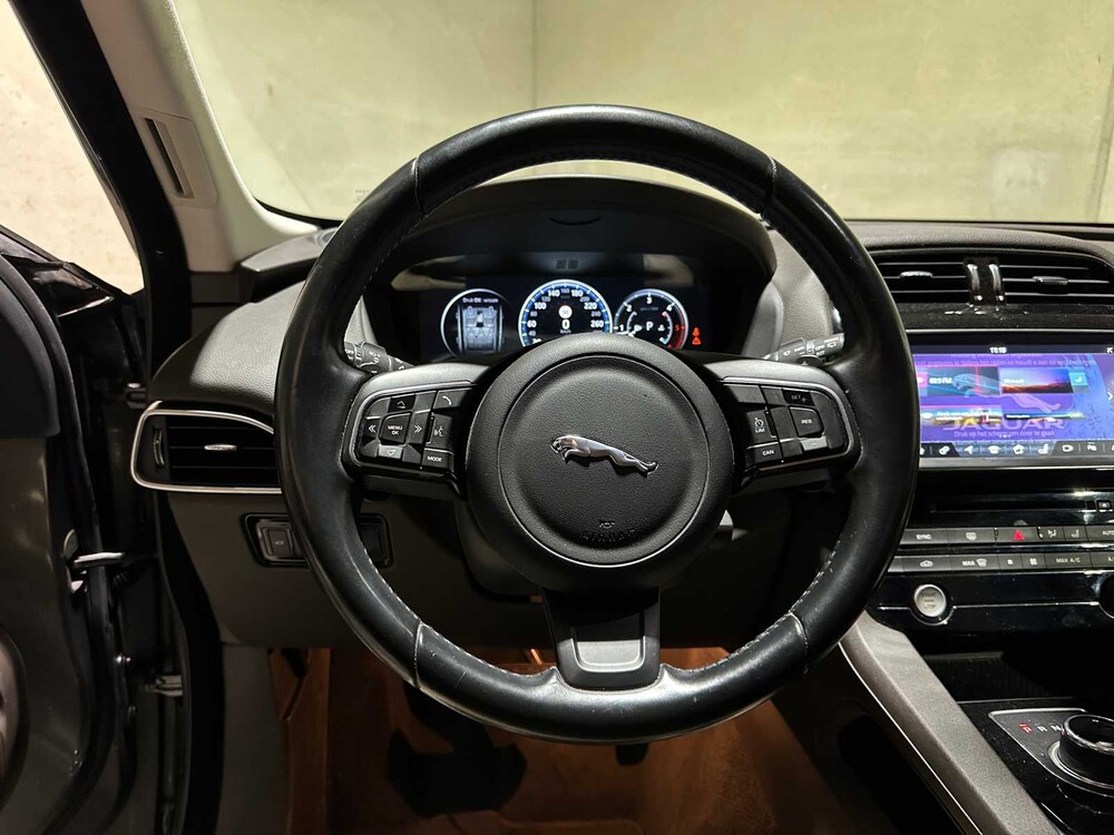 Jaguar F-PACE 2.0 Portfolio AWD 20d 179PS 2017, NL-229-D