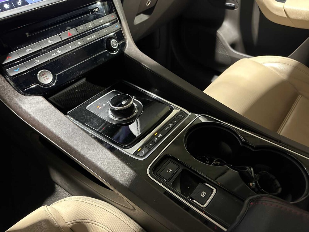 Jaguar F-PACE 2.0 Portfolio AWD 20d 179PS 2017, NL-229-D