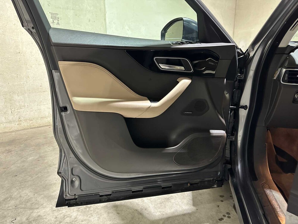 Jaguar F-PACE 2.0 Portfolio AWD 20d 179PS 2017, NL-229-D