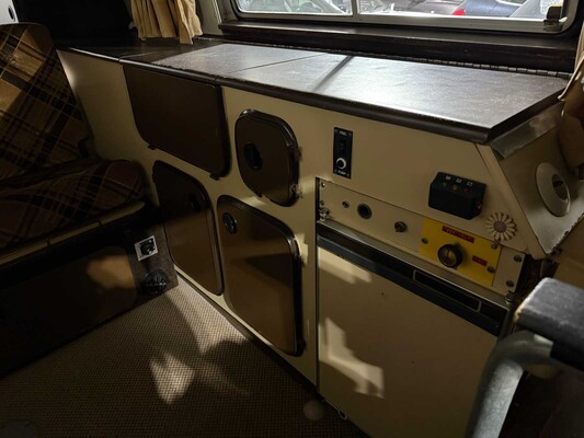 Volkswagen T3 Kampeerwagen 1980, KF-62-DX Camper