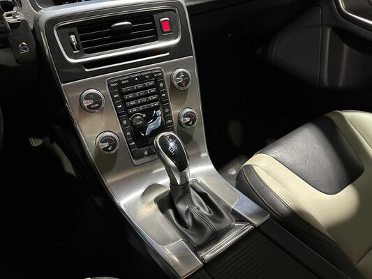 Volvo V60 Cross Country 2.0 D4 Summum 191pk 2015, HF-783-B