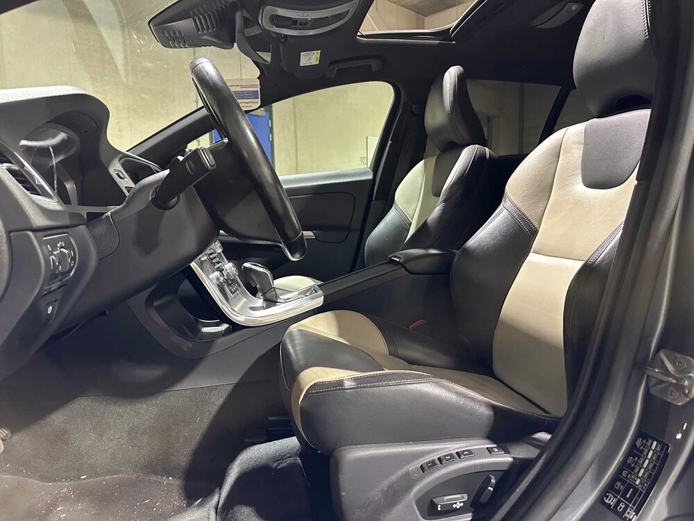 Volvo V60 Cross Country 2.0 D4 Summum 191hp 2015, HF-783-B