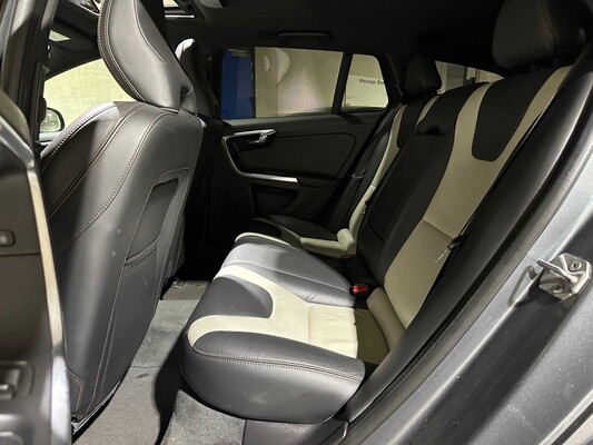 Volvo V60 Cross Country 2.0 D4 Summum 191hp 2015, HF-783-B