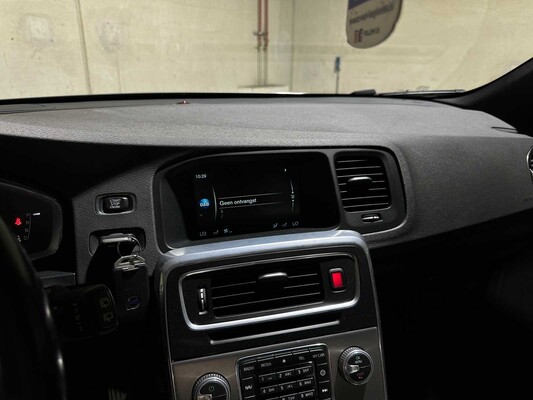 Volvo V60 Cross Country 2.0 D4 Summum 191pk 2015, HF-783-B