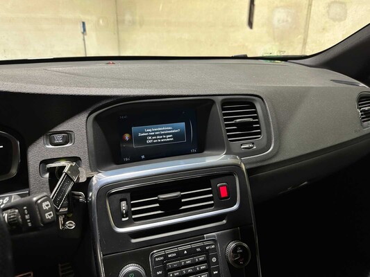 Volvo V60 1,6 T3 R-Design 150 PS 2015, 5-ZTK-58