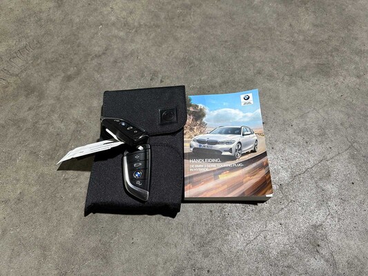 BMW 330e Touring G21 292pk 2021 (Origineel-NL + 1e Eigenaar), K-451-VL