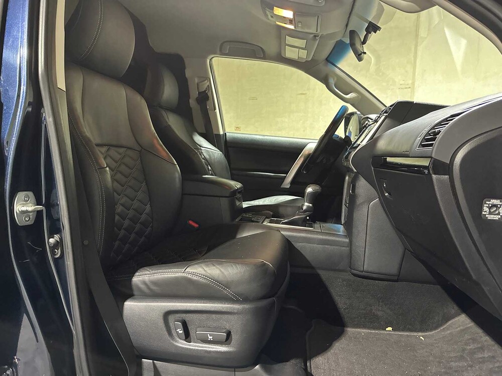 Toyota Land Cruiser 2.8 D-4D-F Challenger Blind Van 177pk 2020, VHH-33-H Bedrijfswagen