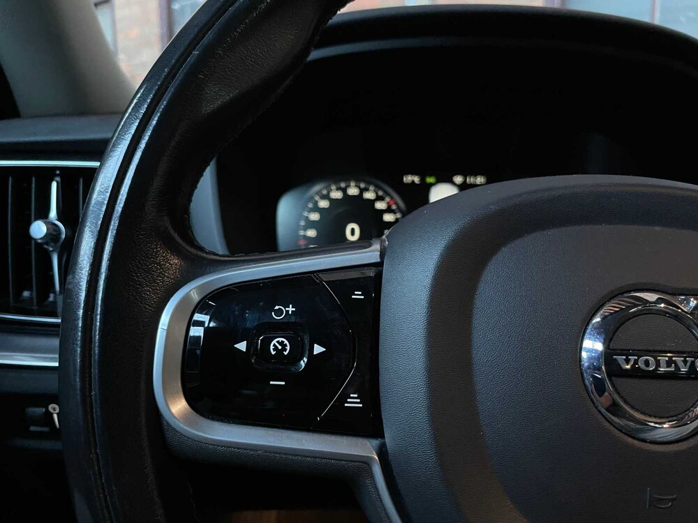 Volvo V60 2.0 B4 R-Design 197PS 2021, T-835-RK