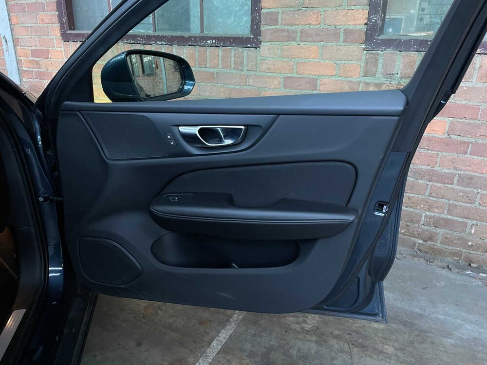 Volvo V60 2.0 B4 R-Design 197PS 2021, T-835-RK