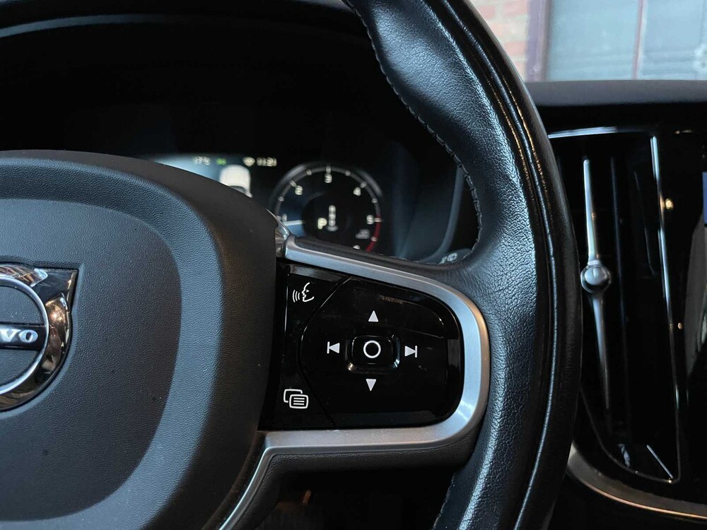 Volvo V60 2.0 B4 R-Design 197PS 2021, T-835-RK