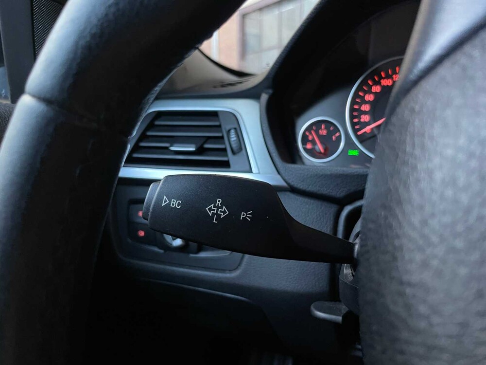 BMW 320i Essential 2.0 184pk 2015 3-Serie, HB-971-D