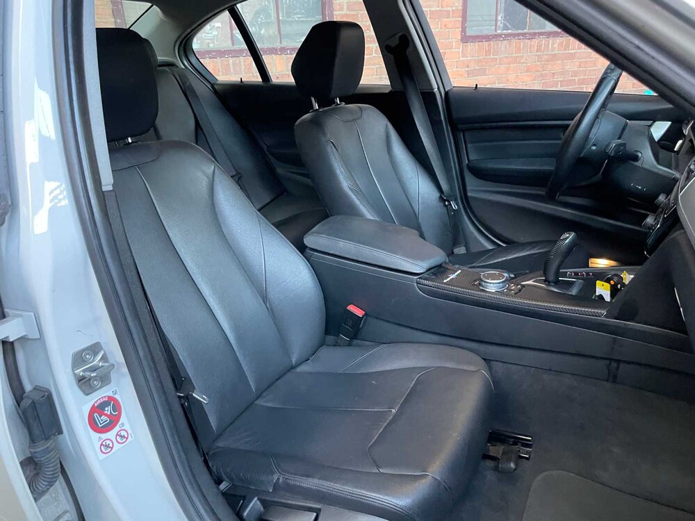 BMW 320i Essential 2.0 184pk 2015 3-Serie, HB-971-D