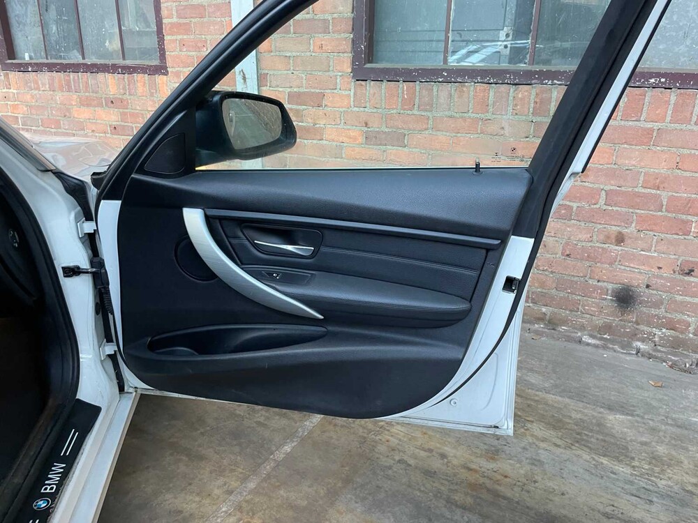 BMW 320i Essential 2.0 184pk 2015 3-Serie, HB-971-D