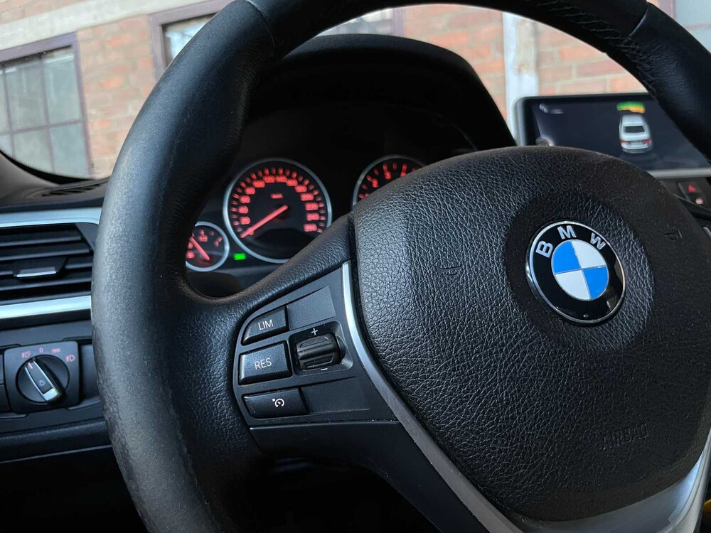 BMW 320i Essential 2.0 184pk 2015 3-Serie, HB-971-D